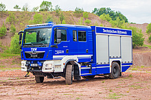 Der Gerätekraftwagen (GKW) 2. TZ des THW Fürth bei Tage mit eingeschaltetem Blaulicht.